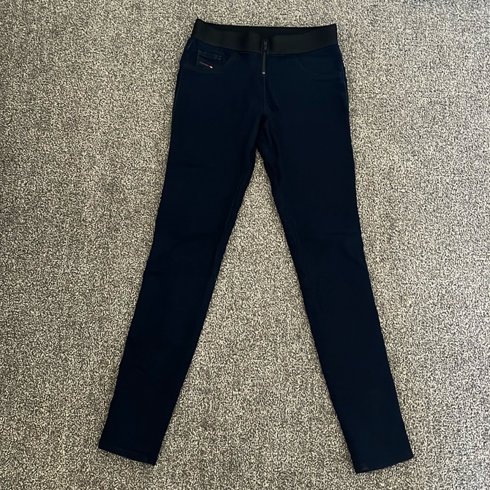 Diesel jeggins , dark blue color, size 28, great condition.
